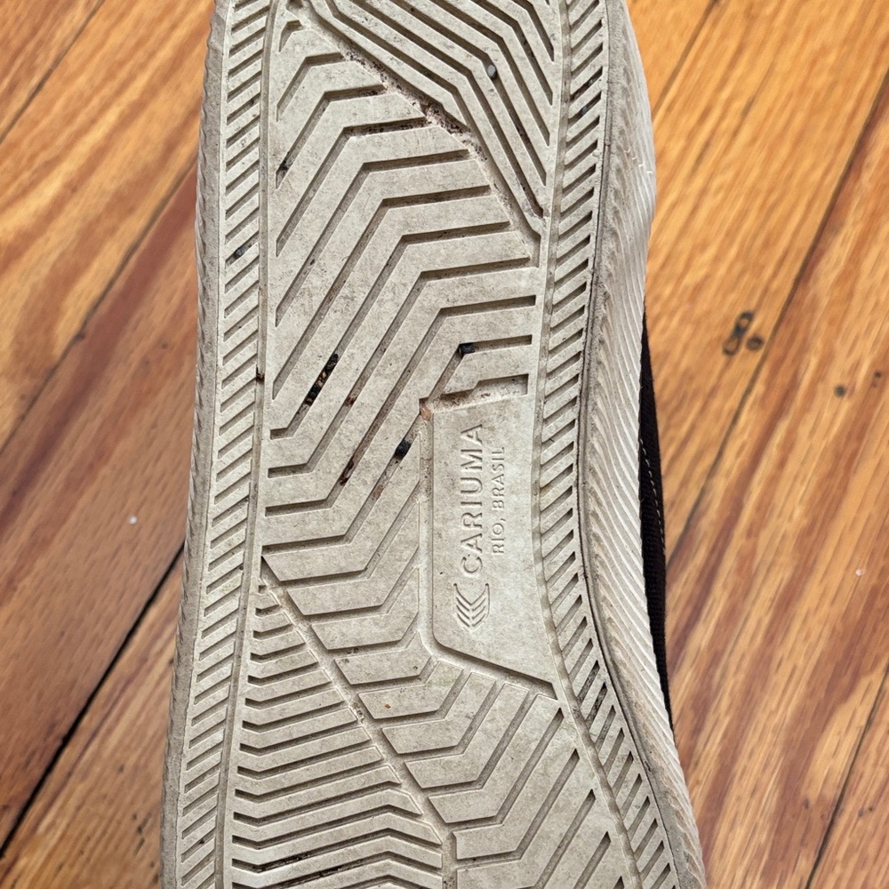 Cariuma Black and White Unisex High-Top Sneakers - Picture 4 of 6